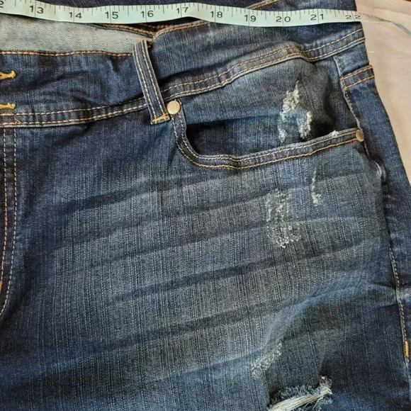 Torrid Mid Rise Flare Jeans Women's Plus Size 26XT  Hem Distressed  NWOT. - Picture 3 of 12